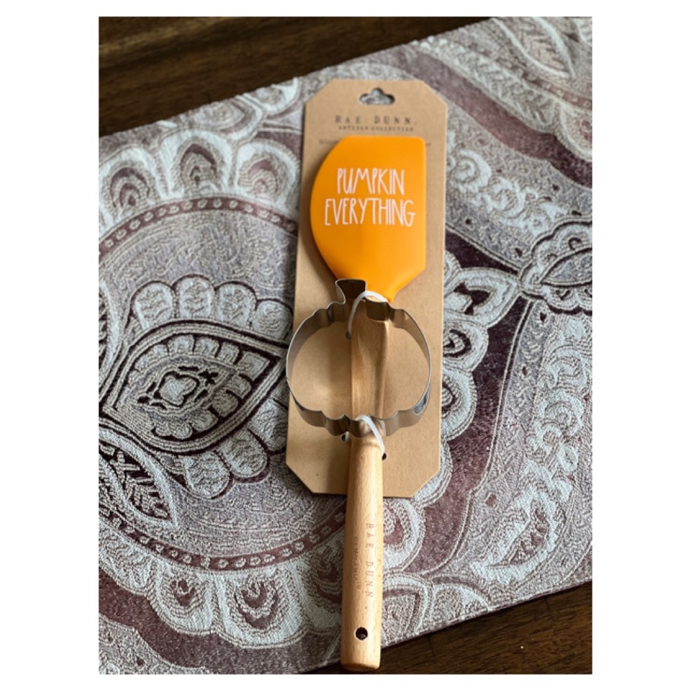 NEW Rae Dunn Pumpkin Everything Spatula with Pumpkin Cookie Cutout - Picture 2 of 2